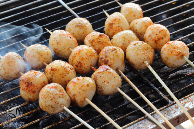 炒 鱼丸在热锅中翻炒,搭配酱料,浓郁鲜香