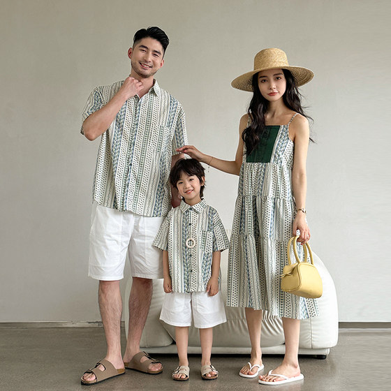 Sanya vacation parent-child outfit summer beach outfit beachfront mother and daughter suspender skirt family short-sleeved shirt retro style
Sanya vacation parent-child outfit summer beach outfit beachfront mother and daughter suspender skirt family short-sleeved shirt retro style
