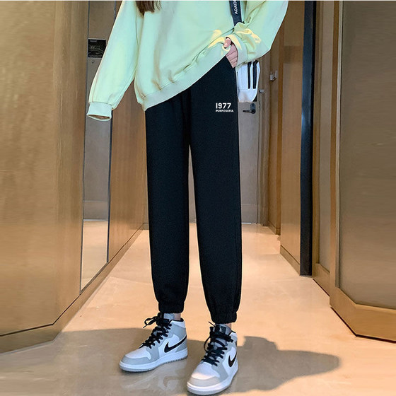 Zhejiang Hangzhou four-season green women's drawstring ties and sports pants for men's loose straight Korean style versatile casual nine-point pants
Zhejiang Hangzhou four-season green women's drawstring ties and sports pants for men's loose straight Korean style versatile casual nine-point pants