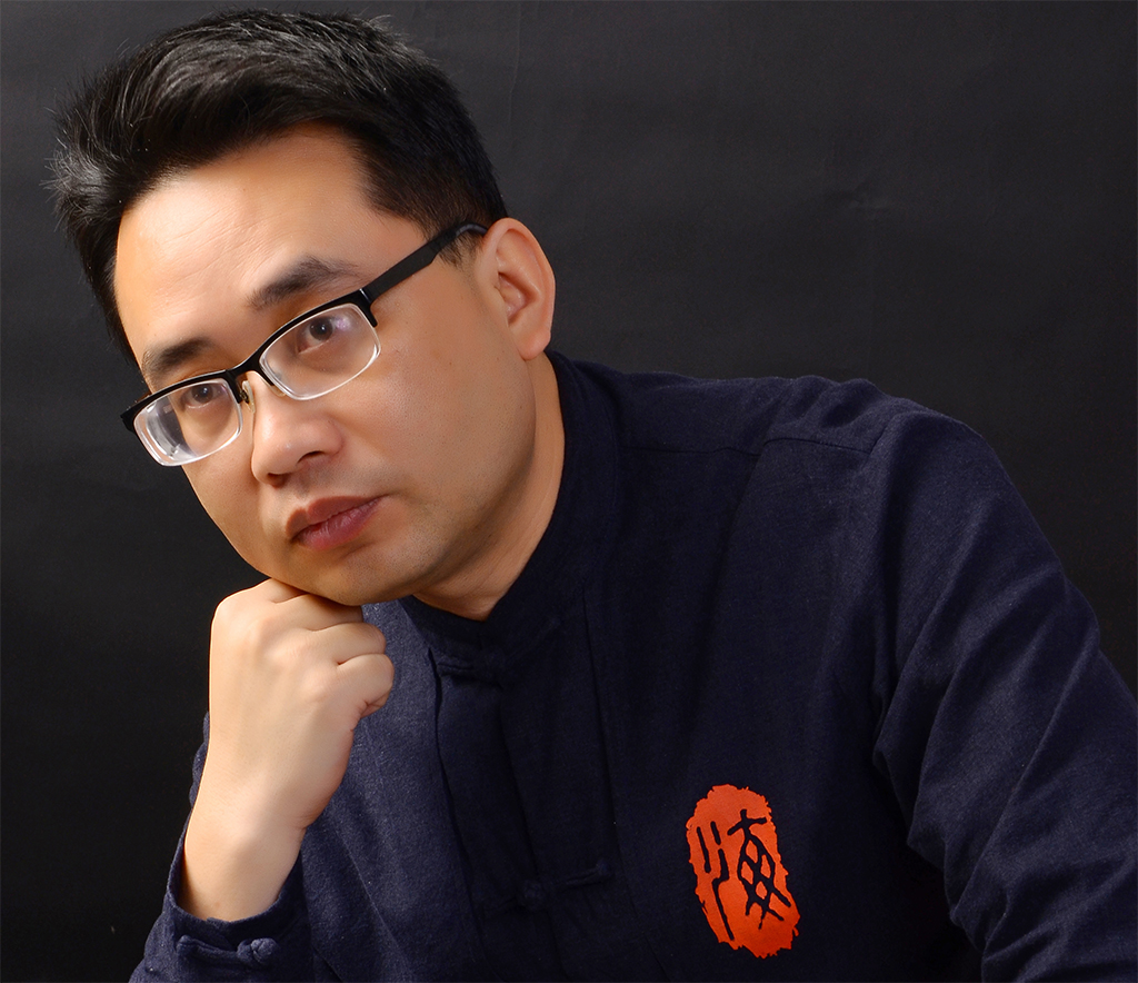 大师周建明老师,桃核雕师从国家级潍坊核雕第六代传承人史同刚老师