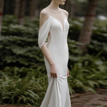 One-shoulder French light wedding dress 2022 new simple white fish tail thin bride satin welcome bin yarn dress