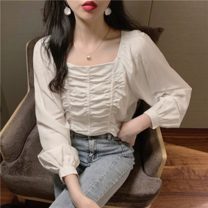 Slim and revealing collarbone one line shirt