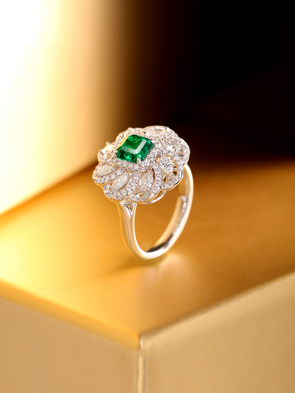 05克拉白18k祖母绿戒指