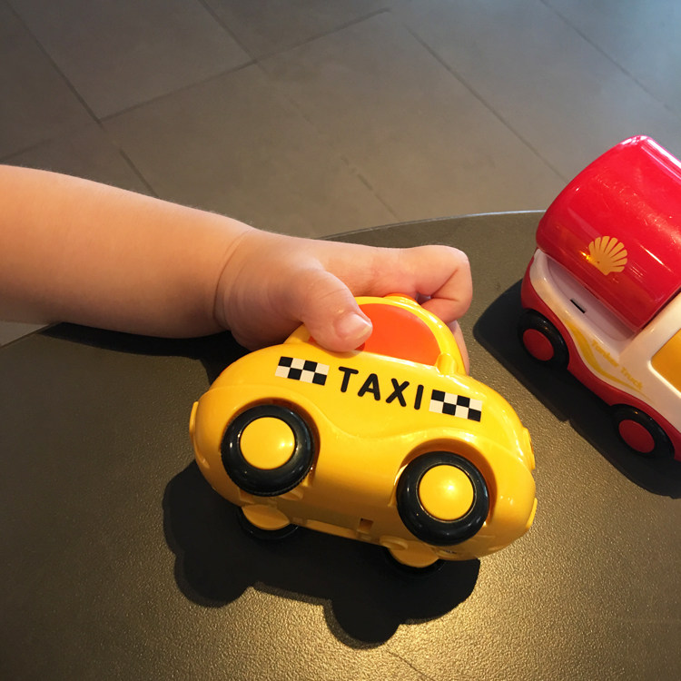 宝宝手抓车惯性玩具车婴儿卡通军事模型车 益智玩具引导学爬小车_6折