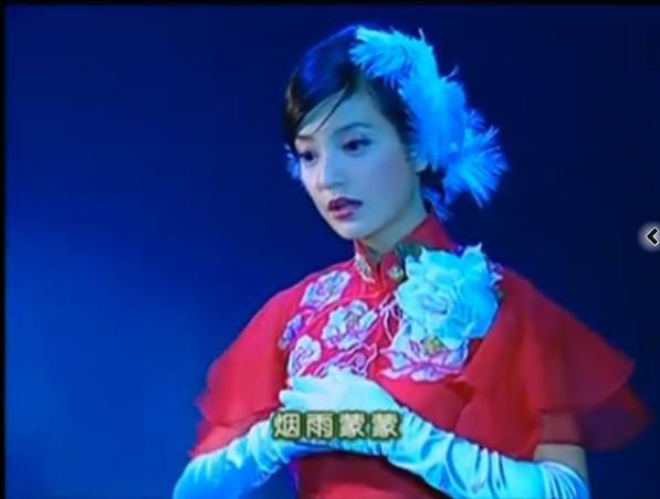 依萍作为大上海的头牌,任何风格都能轻松驾驭.