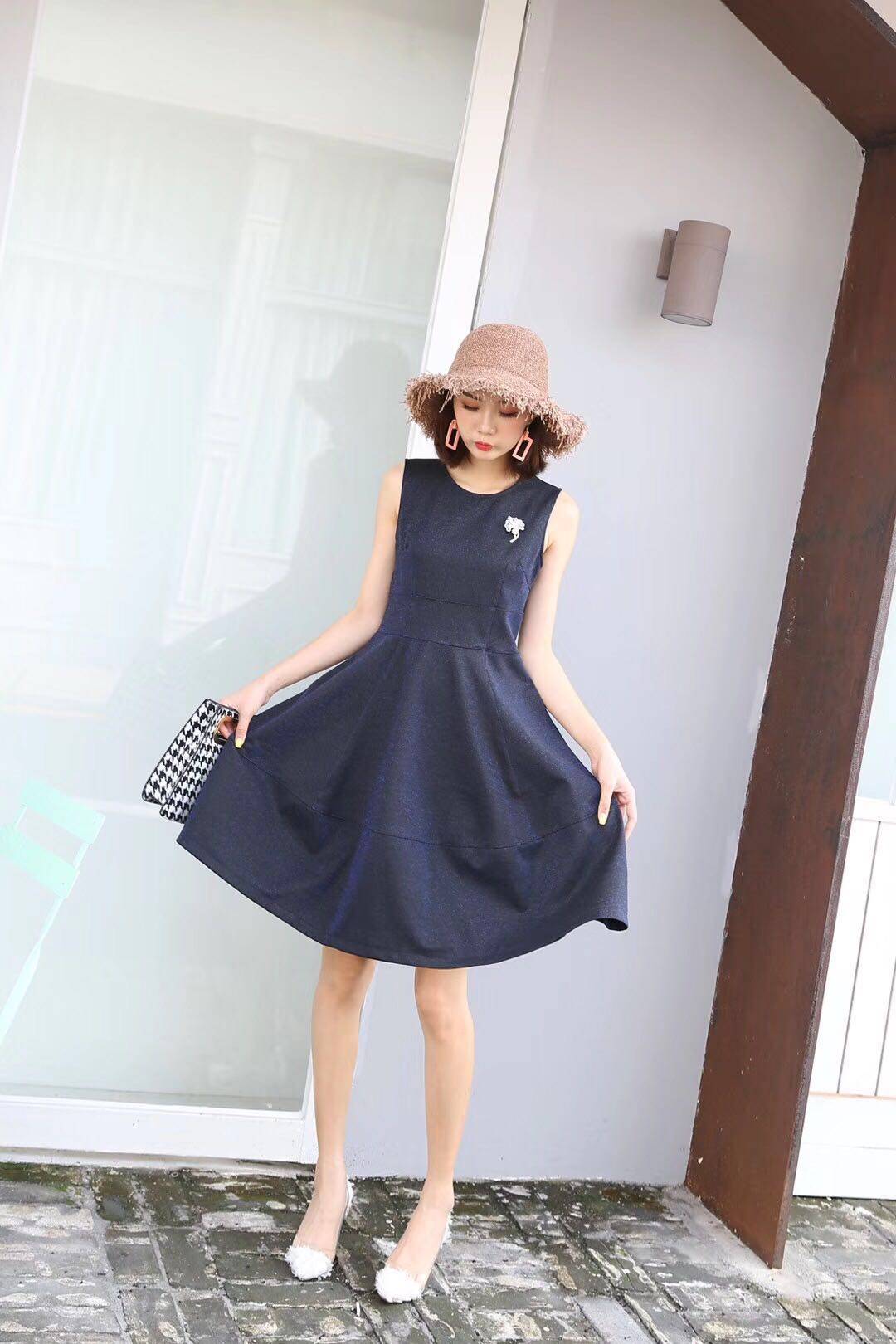 欧洲站2018早秋新款时尚圆领胸针无袖闪金娃娃款收腰a字连衣裙女