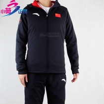 Anta sponsored the national team in the winter of 2018 with a new hooded light down jacket for men and women with the same style couple jacket