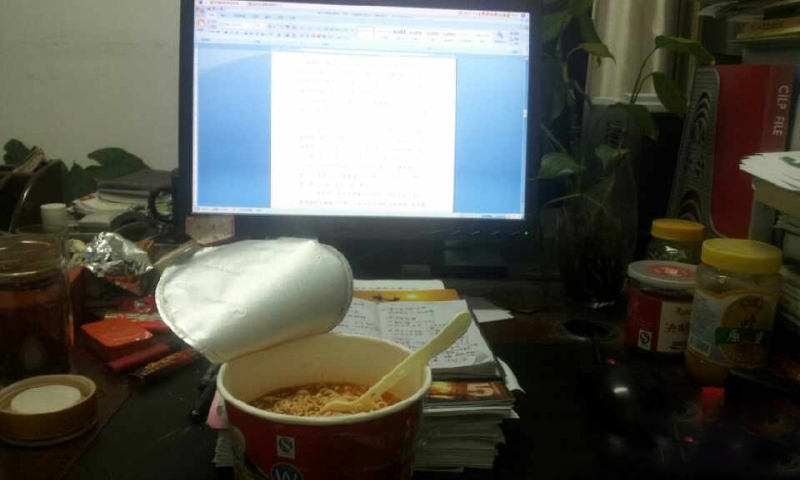 办公桌,是的! 现在,回家加班的心情有