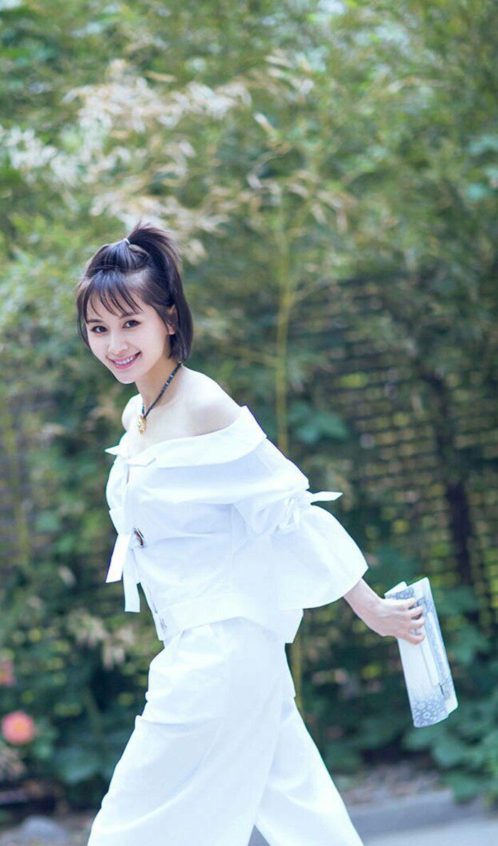 小妖精王子文穿粗了18岁美少女的feel