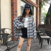 Early Autumn 2018 new black and white plaid shirt women long sleeve Han fan loose bf wind long chic shirt coat