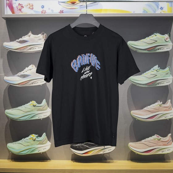 Li Ning T-shirt 2024 summer new product anti-wu BADFIVE men's round neck short-sleeved cultural shirt AHSU427
Li Ning T-shirt 2024 summer new product anti-wu BADFIVE men's round neck short-sleeved cultural shirt AHSU427