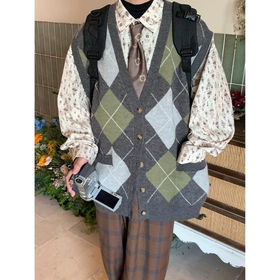 C2 homemade/Japanese retro casual loose cardigan vest sweater diamond plaid lazy knit jacket men and women
C2 homemade/Japanese retro casual loose cardigan vest sweater diamond plaid lazy knit jacket men and women