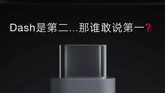 荣耀终于赶上了下半年全面屏的尾巴,过去的两个月18:9比例的全面屏成为发布会的宠儿,没有全面屏都不好意思发新机。畅玩7X的诞生,不仅让荣耀赶上占坑全面屏的末班车,更是将全面屏手机拉入千元机市场,短短两月,手机市场不可谓不残酷。 赵明现场摔手机 背后竟然试过15000次 15000部测试机只为荣耀品质 更加残酷的是元器件的上涨,无论是内存还是全面屏,对于一款千元机来说都有很大压力。不过这并没有让荣耀降低品质,发布会上,赵明提出了三个千元机的标准——全面屏、高清双摄、全系4GB和荣耀