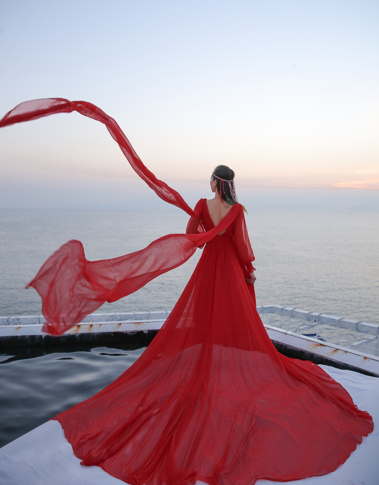三亚旅游衣服沙滩裙超仙女海边度假裙沙漠拍照大红色拖尾长裙飘逸