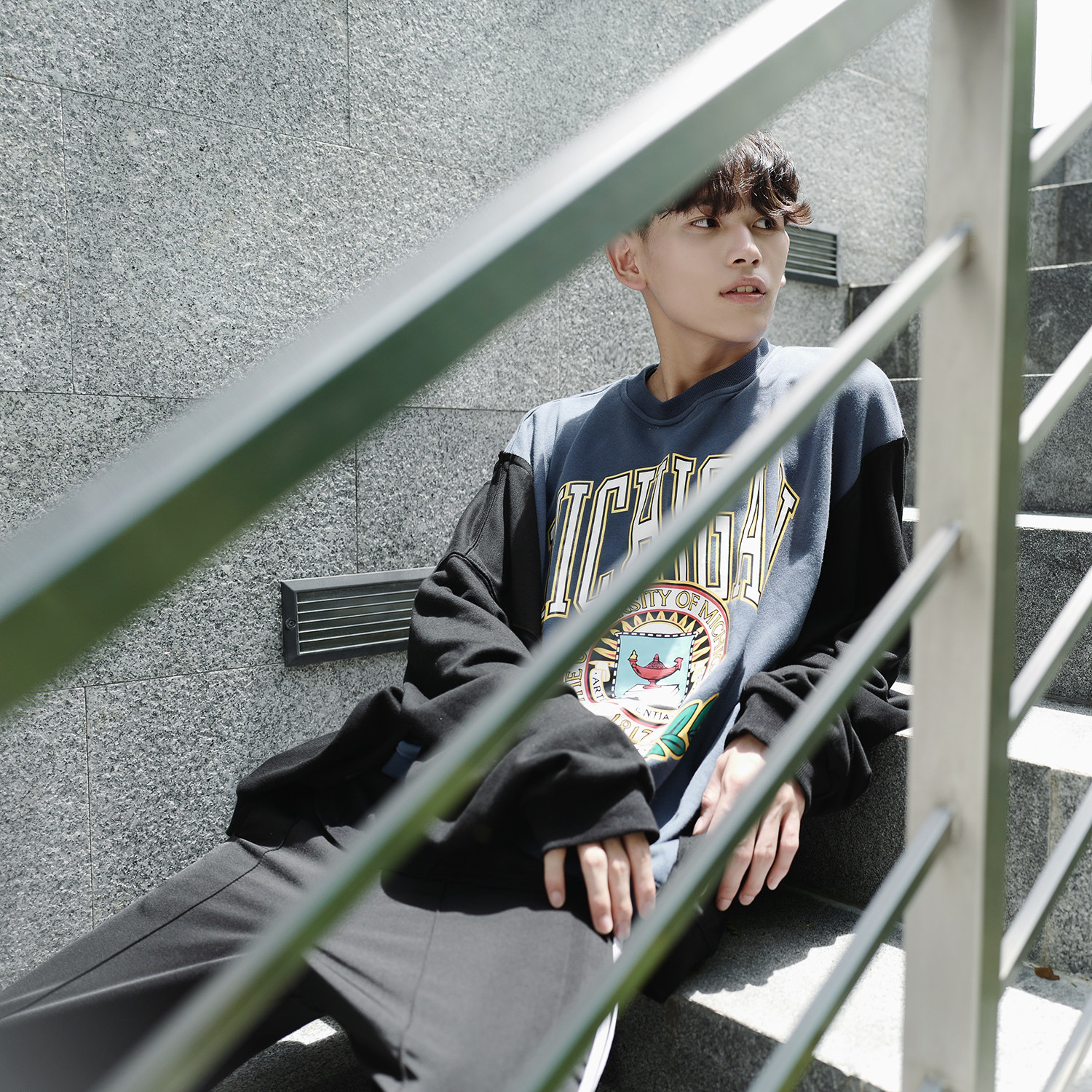 宽松的版型在搭配上&nbsp;显得十分的潮流