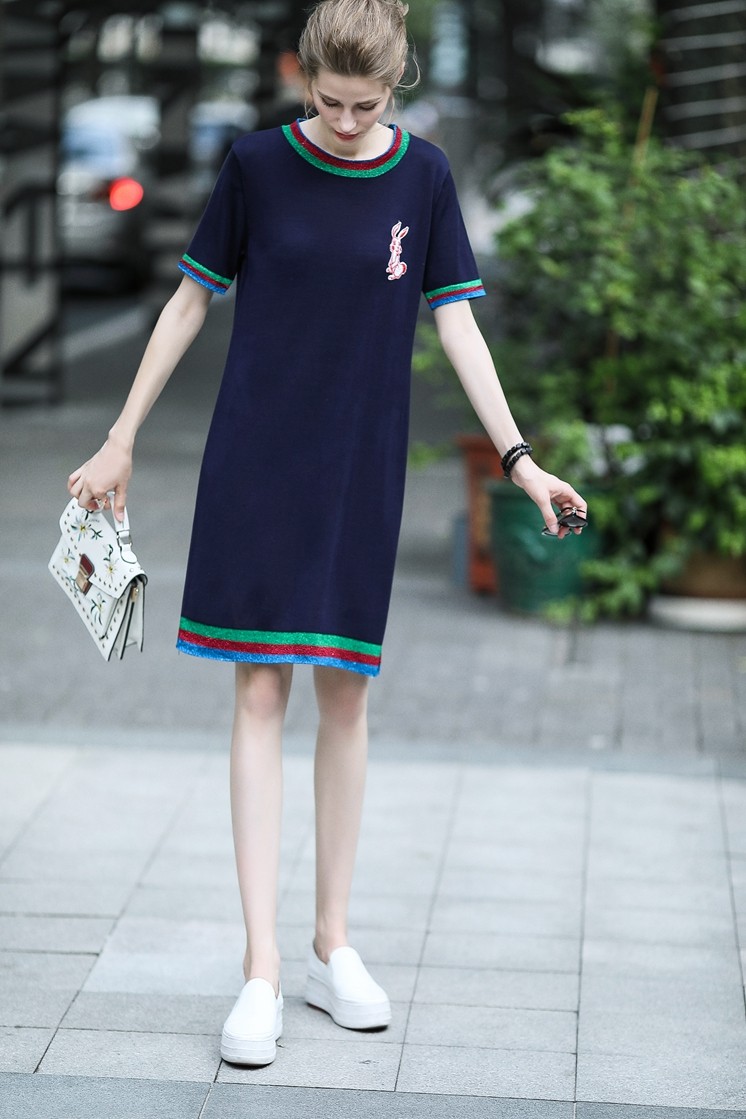 浩浩家欧洲站2018夏亮丝彩条圆领兔子绣片针织直身裙女装l806836