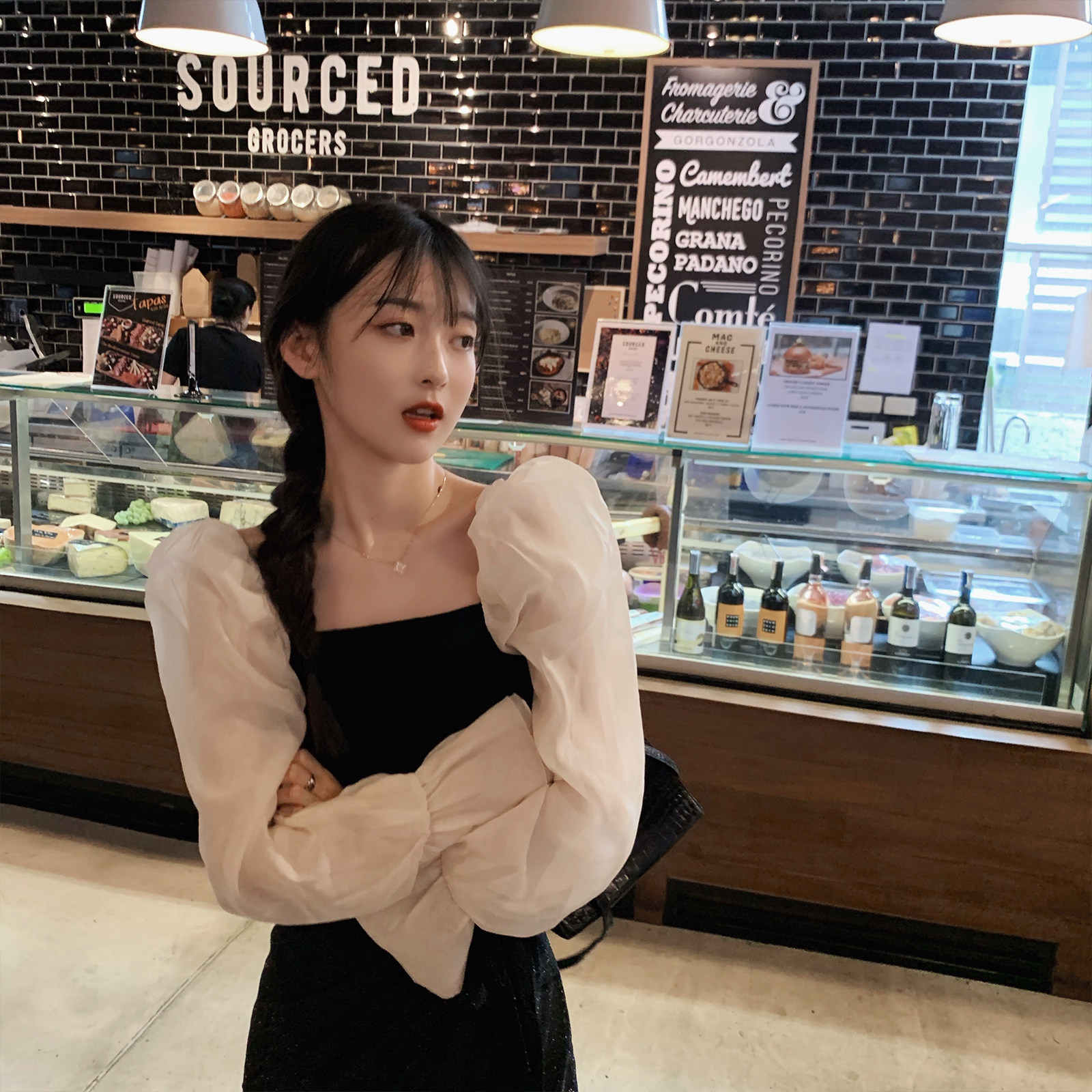 林珊珊 3.6 这份温柔我收下了 约会主打拼接泡泡袖上衣 闪钻半裙