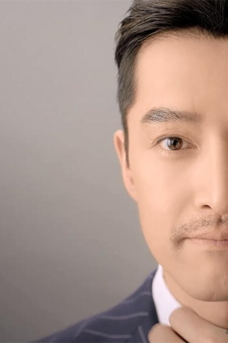 胡须养成:八字胡型的胡须相比之下最容易打造,修剪时关键在于上唇和