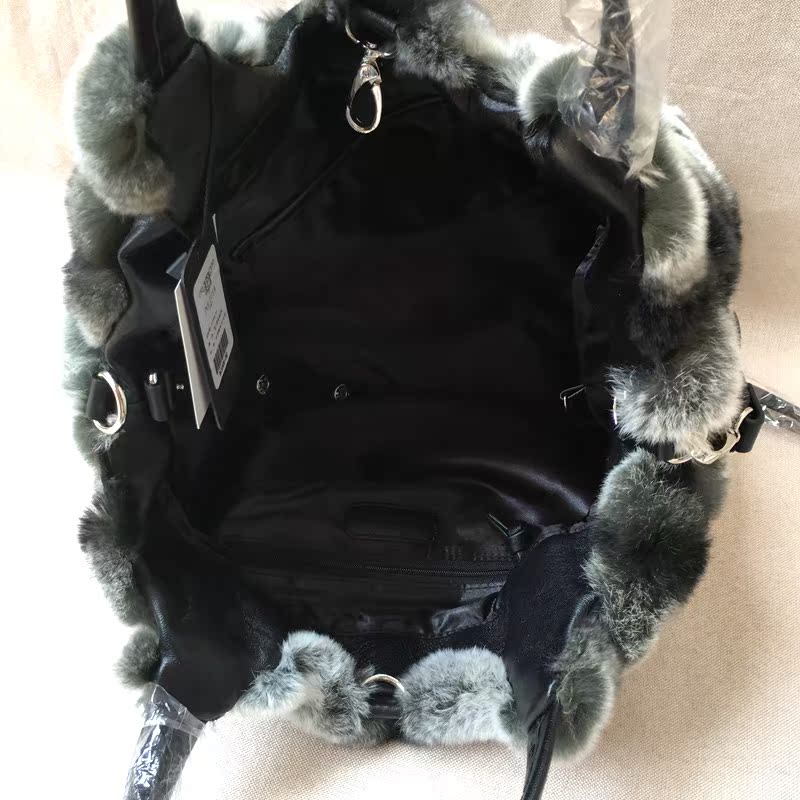 香奈兒標誌配的 A系軟獺兔新款黑色手提包毛配羊皮手提斜挎女包 香奈兒標誌包