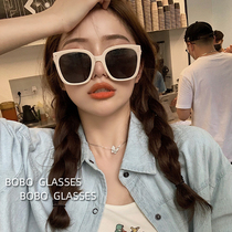 Retro Jennie with the same milk white polarized sunglasses square frame couple street shot face small sunglasses