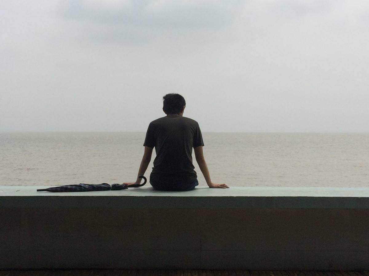 远离故土,为了生活,为了梦想,一个人在一座陌生的城市里孤单地飘着.