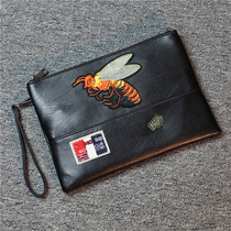 Handbag mens Korean version of the trend fashion bee embroidery clutch soft leather hand bag Mens and womens casual shoulder oblique cross-bag