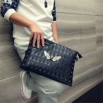 Clutch bag mens Korean version of the trend skull rivet hand grab bag Casual shoulder messenger bag Hand bag file bag