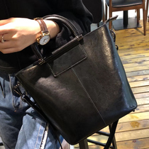 Lady handbag woman 2021 new Korean version 100 lap personality autumn winter retro large capacity soft leather black big bag bag