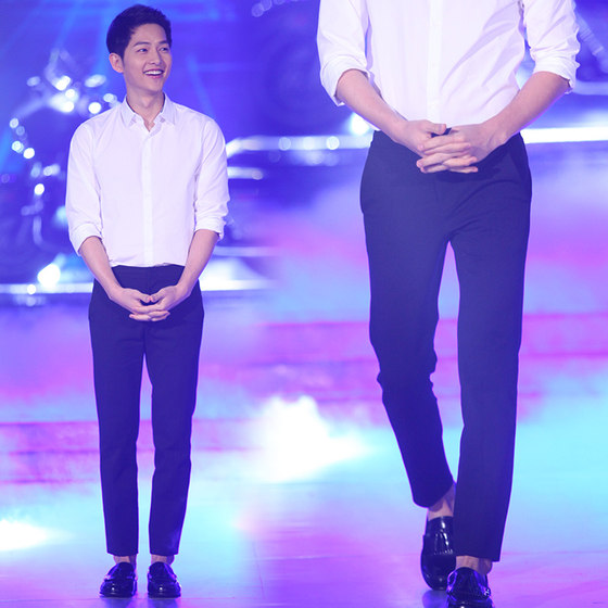 The Sun's Descendants Happy Camp Song Joong-ki's same nine-point pants autumn and winter Korean style slim-fitting small feet casual pants for men
The Sun's Descendants Happy Camp Song Joong-ki's same nine-point pants autumn and winter Korean style slim-fitting small feet casual pants for men