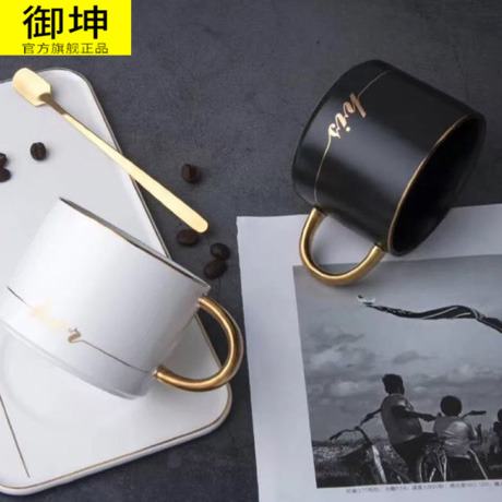 Royal of black and white ceramic coffee cup to send a men and women contracted mark cup with cover cup of milk for breakfast cup