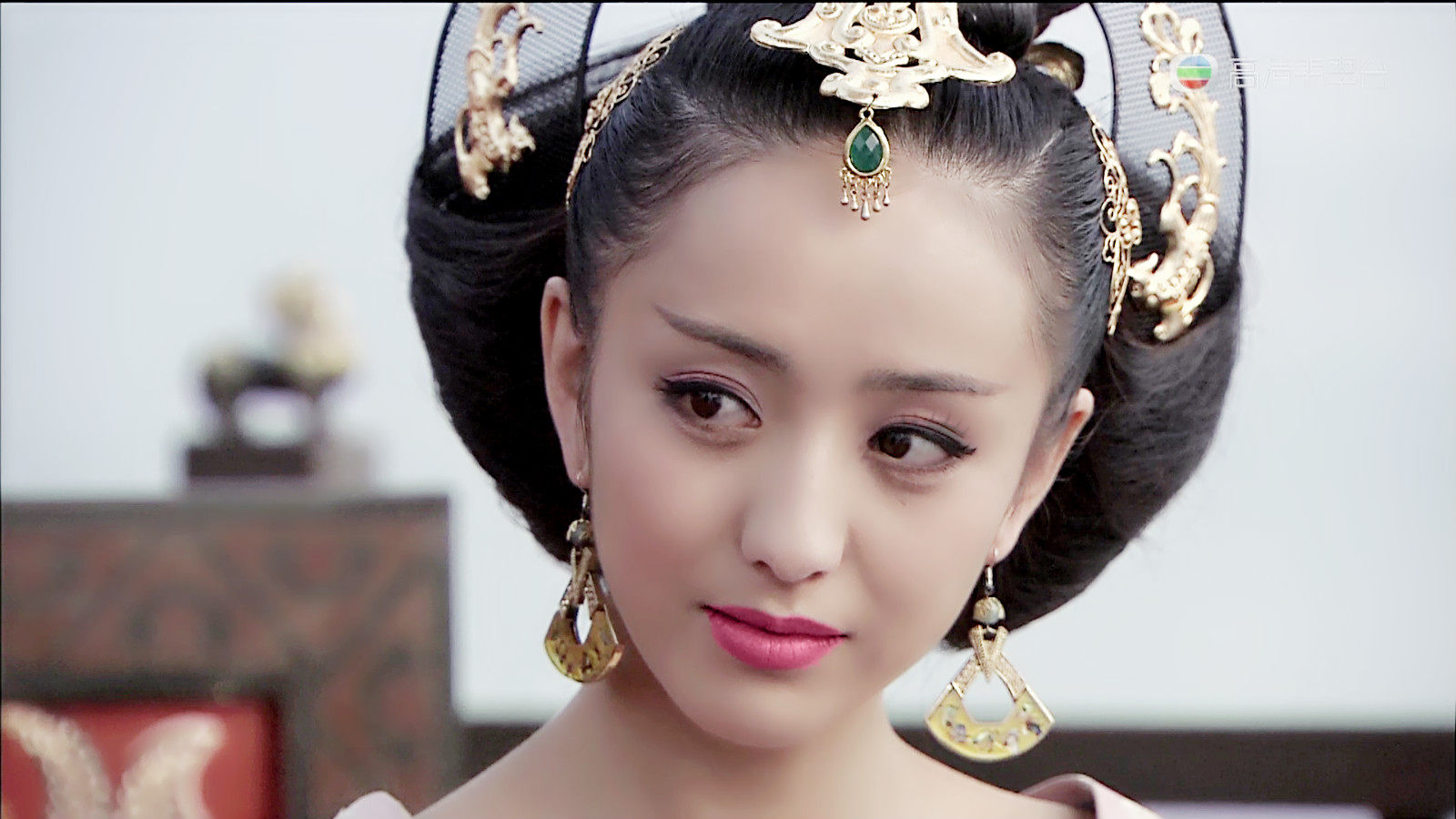 云鬓花颜金步摇,天香国色锁春娇!
