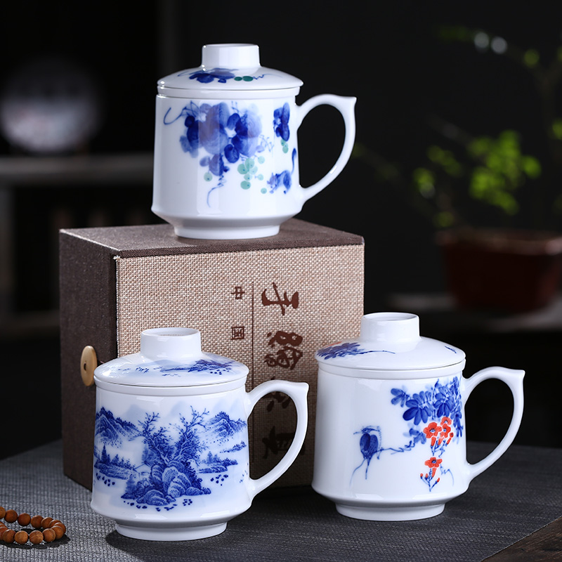 The Fill the jingdezhen blue and white porcelain hand - made teacup tea cup tea separation filter with cover office personal cup