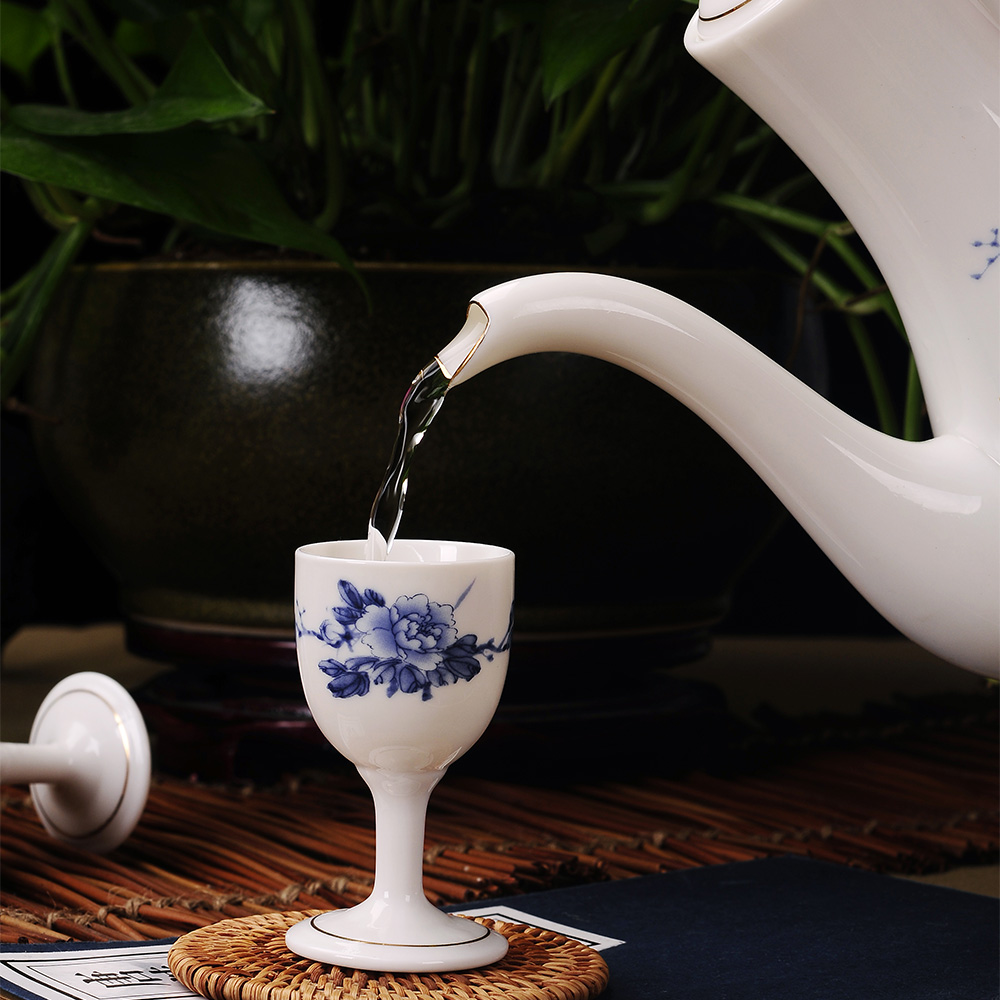 Jingdezhen ceramic wine suits for Chinese antique traditional wine poured wine bottle goblet liquor cup. A small handleless wine cup wine bottles