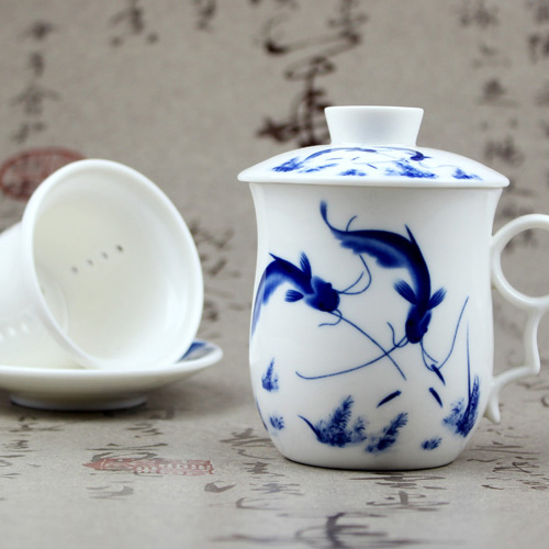 Sheng the jingdezhen porcelain from year to year have fish blue - and - white porcelain cup with cover filter cup office cup gift cup