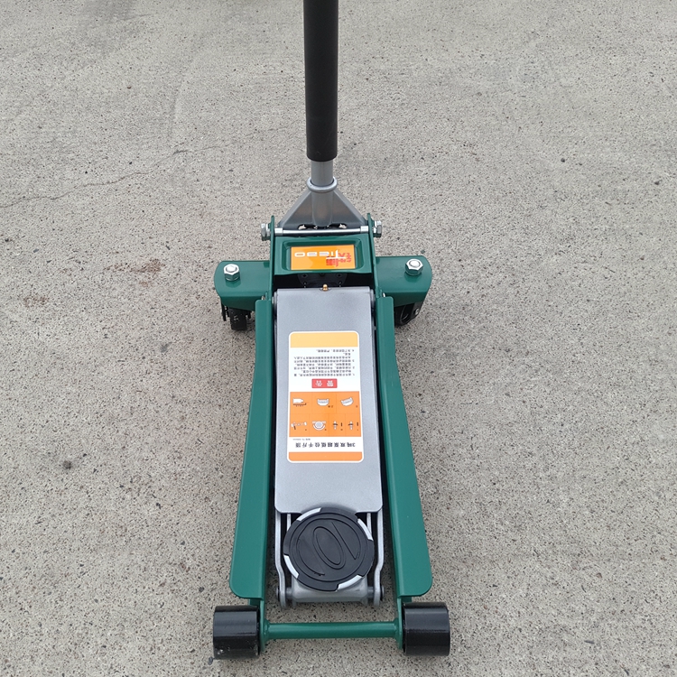 德国克罗兰德千斤顶展示图:5吨豪华双泵千斤顶展示图:汽修师傅夏天