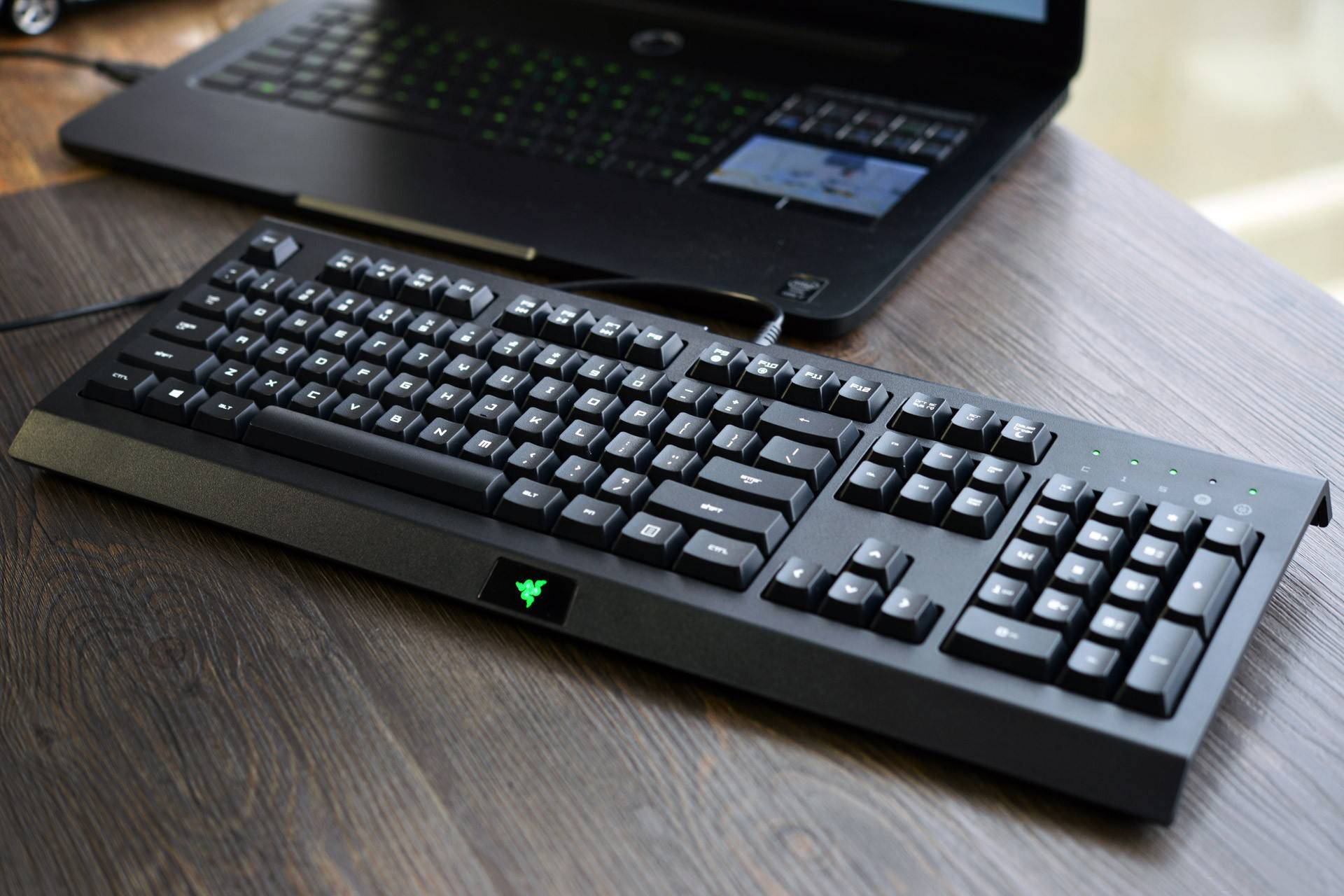 机身采用硬质类磨砂材质,晒纹使机身更显硬朗,配上专属vpro烙印,不知