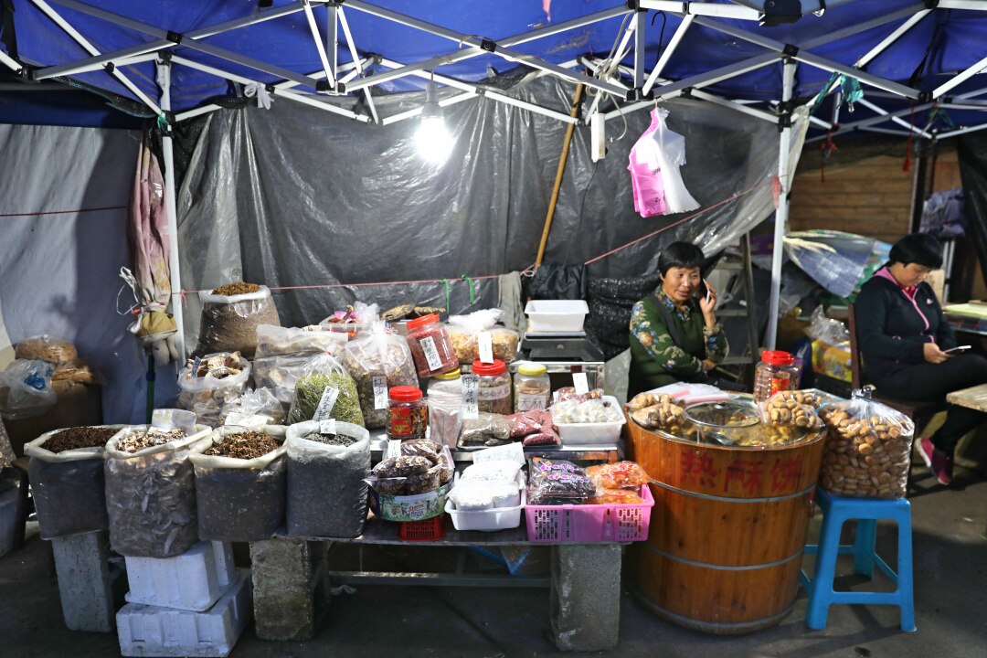 乌石村一个卖猪肉的小摊 能月入上万