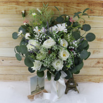 Exterior Mori travel photography small fresh hand holding flowers Korean wedding bride wedding certificate photo holding bouquet in hand