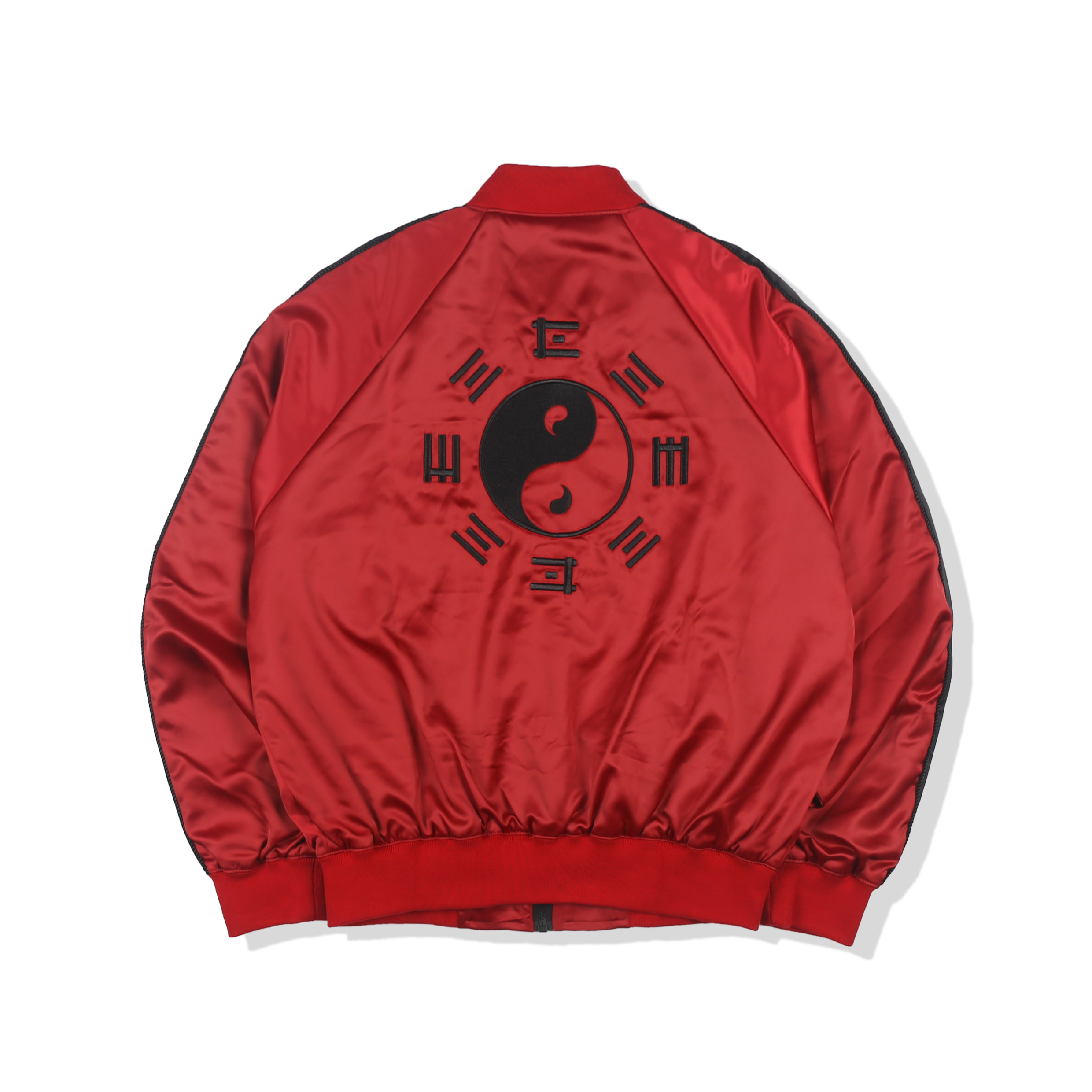 红黑的配色带来协调大气的视觉效果,前侧搭配logo刺绣图案,后身的太极