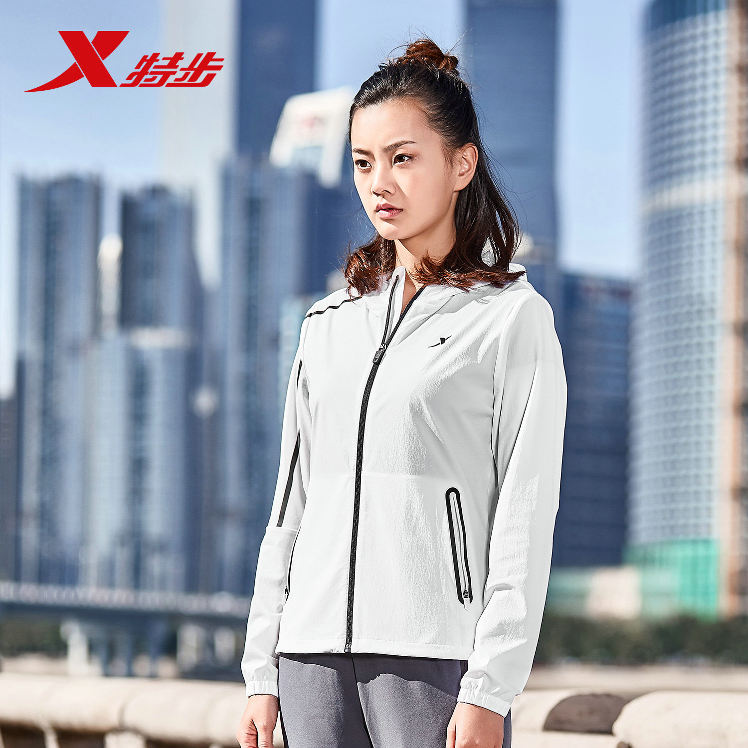 特步女子单层运动风衣2018春夏新款纯色休闲时尚潮流轻薄训练外套