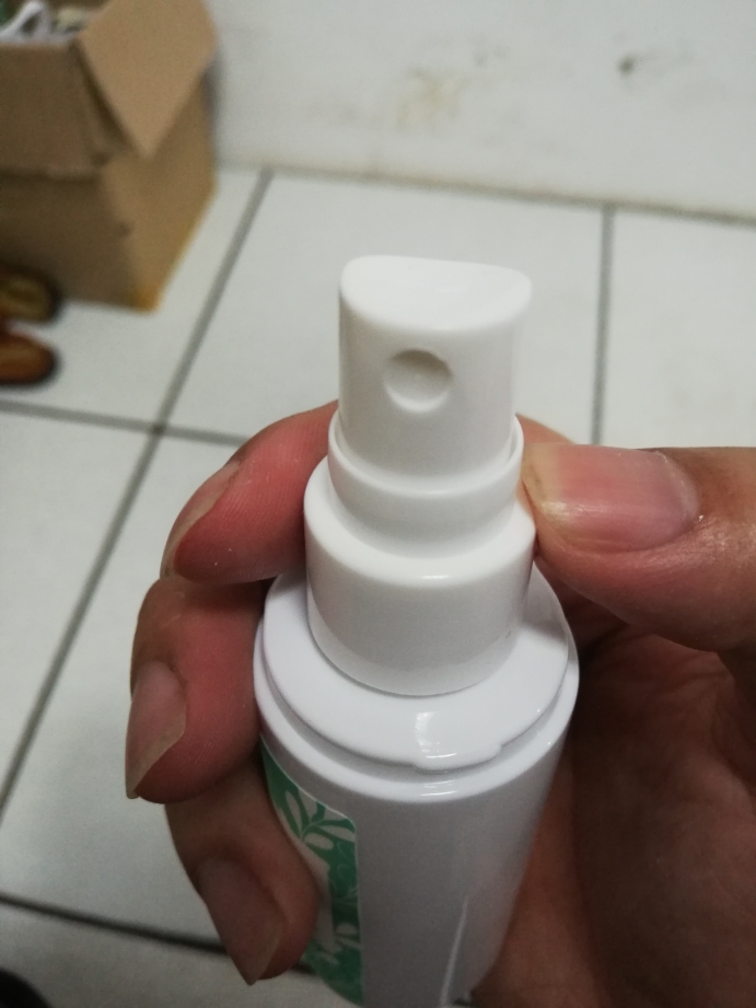 打开后闻了一下,并没有难闻的药水味,是无色无味的透明液体.