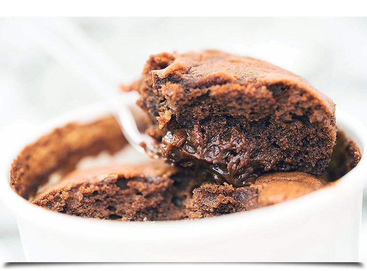 味醒软心巧克力熔岩蛋糕可可脂布朗尼微热爆浆美食凹蛋糕茶点甜点