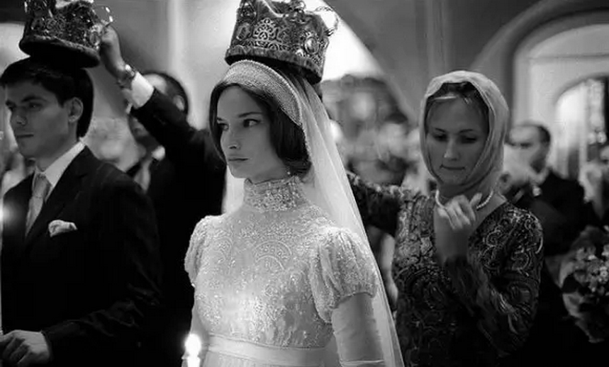 俄罗斯传统婚礼中的衣着和西式婚礼差不多,唯一的特别之处是新人们会