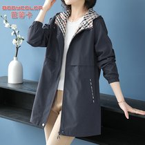 Middle-aged mother spring jacket 2021 new large size foreign style coat 40 years old 50 middle-aged womens temperament trench coat
