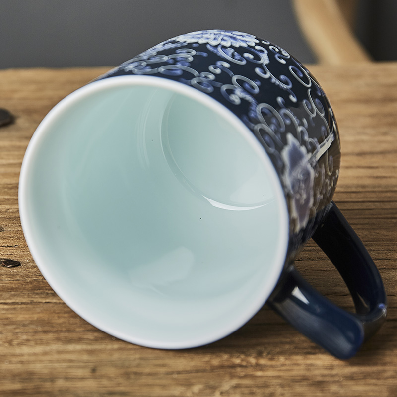 Jingdezhen ceramic cups large blue and white porcelain ceramic cups office men and women lovers with filtering boss cup cup