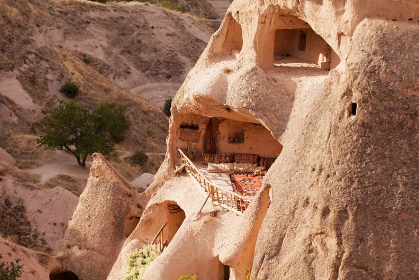 这里有凄凉壮丽的喀斯特地貌,巧夺天工的山洞石屋,可容纳2万余人 生活