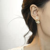 Korean small crowddesign pearl flower earrings 2022 New wave of light and luxurious pure silver with small earthen ears