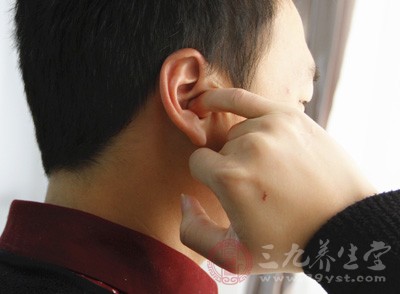 几十年耳屎被挖出 让人傻眼