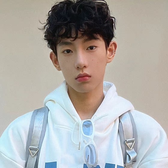 남성용 틈새 틈새 레트로 디자인 귀 뼈 클립을위한 유명 인사의 잘 생긴 귀 클립은 불규칙하고 다목적 고급 귀 주얼리 남성용 틈새 틈새 레트로 디자인 귀 뼈 클립을위한 유명 인사의 잘 생긴 귀 클립은 불규칙하고 다목적 고급 귀 주얼리