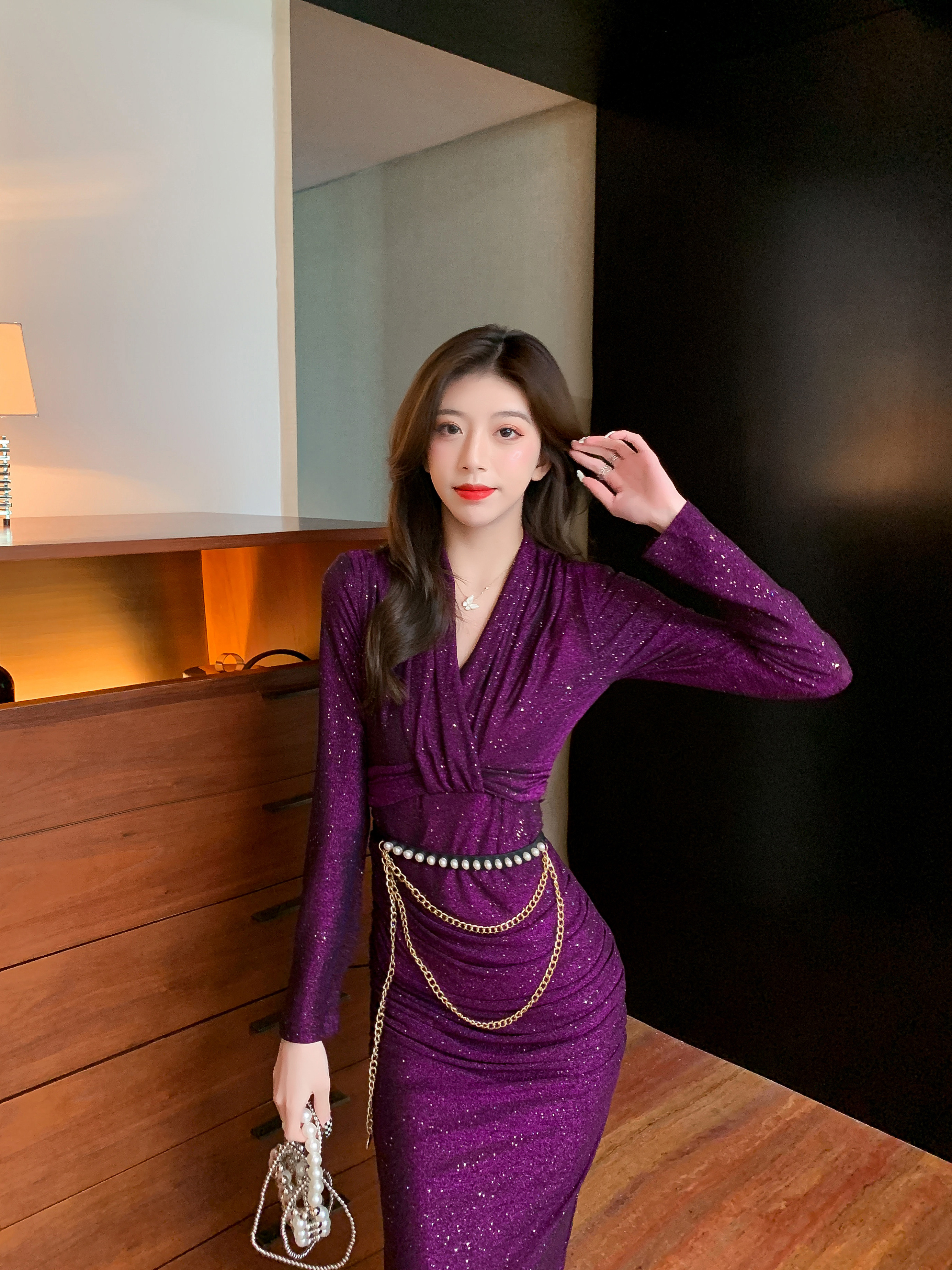 视频实拍2021冬时尚网红亮丝v领收腰长裙紧身弹力包臀连衣裙